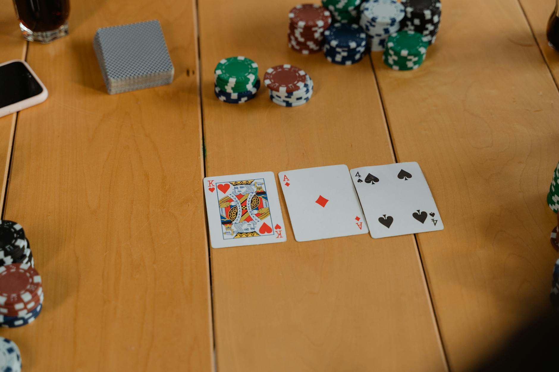 Lá A và lá K trên bàn Blackjack minh họa tay Blackjack tự nhiên