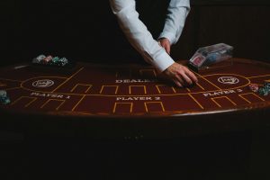 Bàn baccarat với chip cược xếp theo cấp độ tăng dần