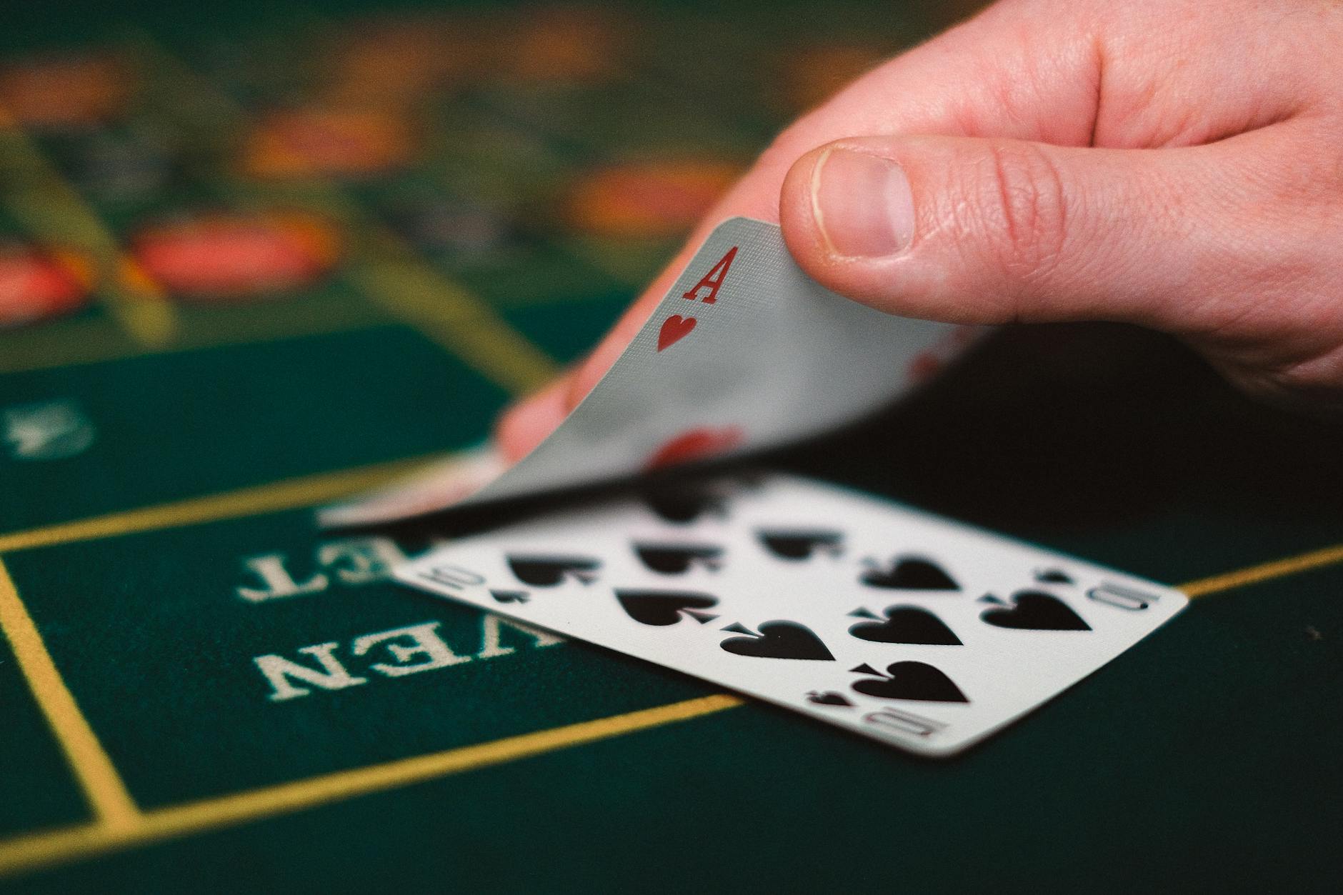 Người chơi cân nhắc quyết định rút hay dừng trong blackjack