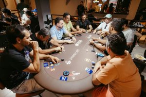 Các lá bài và chip trong một ván Texas Hold’em cơ bản