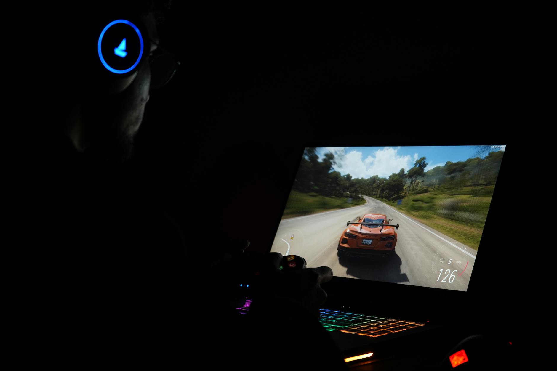 Góc làm việc tối giản theo dõi trận e-sport với cách tiếp cận kỷ luật