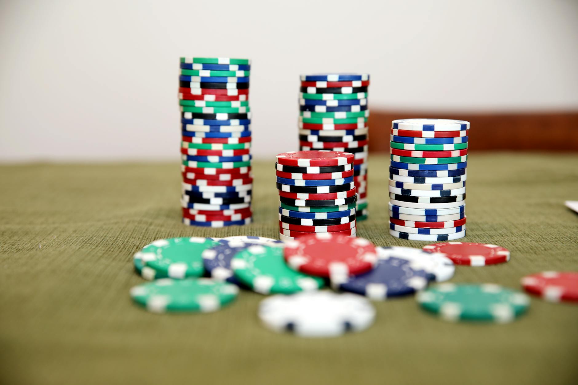 Người chơi poker bình tĩnh quản lý chip thể hiện kỷ luật và kiểm soát tâm lý
