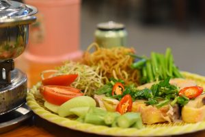 Hai chiến kê đối đầu trên sân cát trước giờ thi đấu