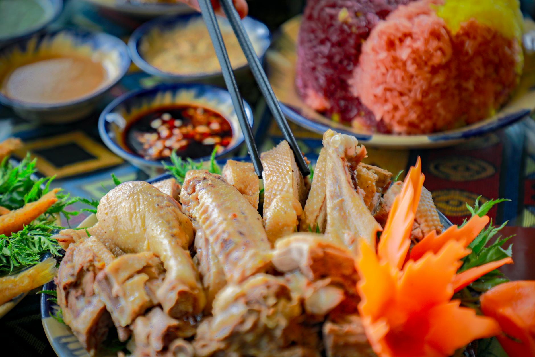 Cận cảnh hai chiến kê trong một trận đá gà được nhiều người theo dõi