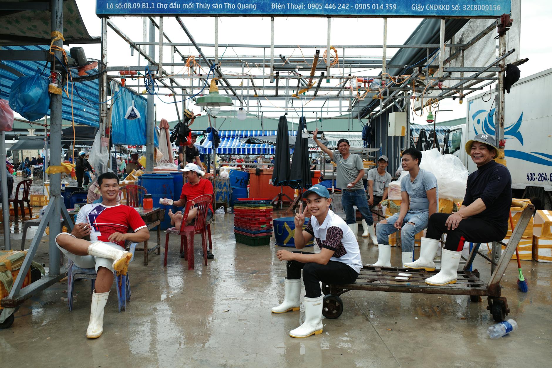 Người chơi theo dõi kèo đá gà trên điện thoại với giao diện rõ ràng
