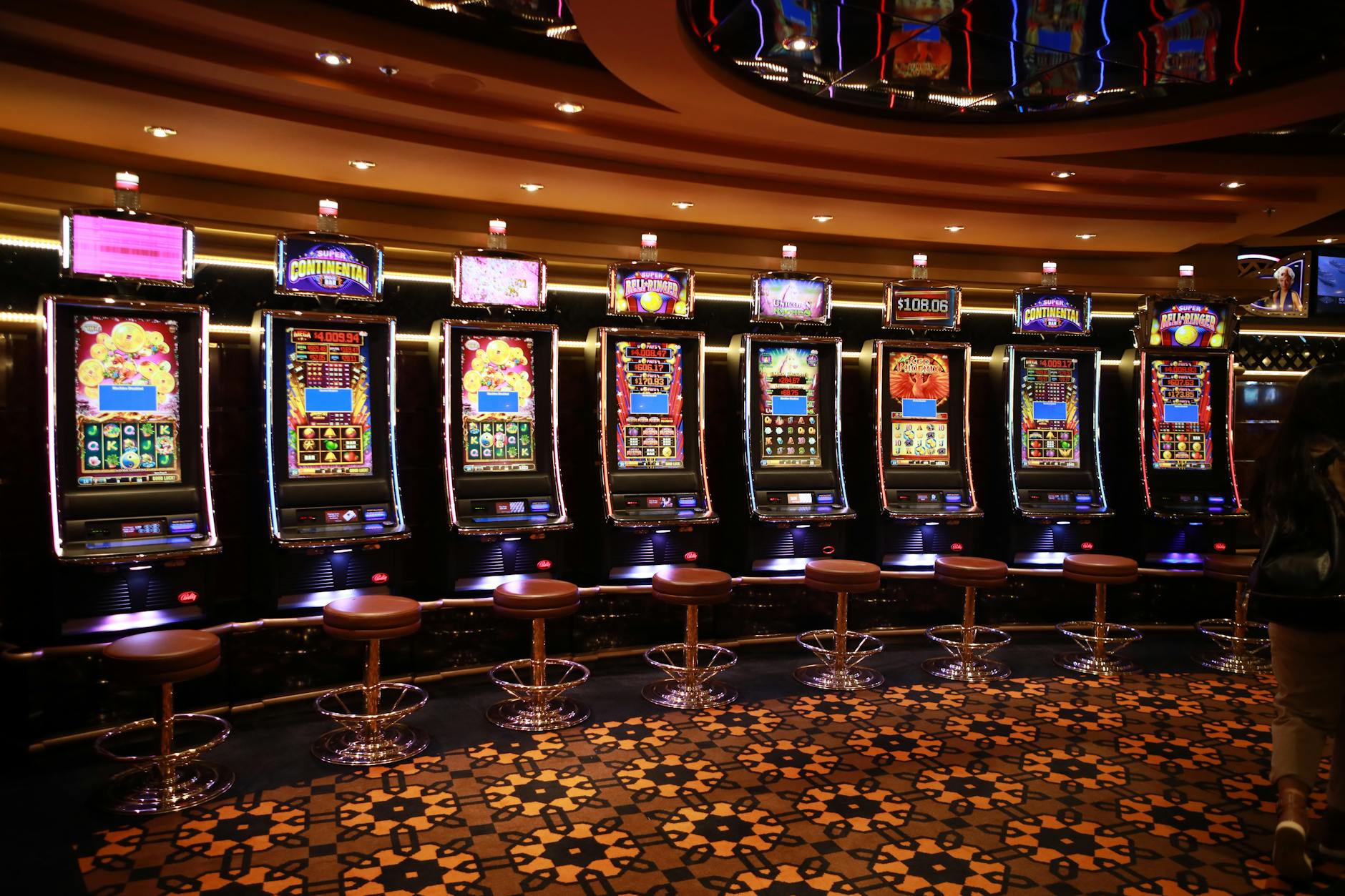 Người chơi điều chỉnh mức cược trong game bắn cá jackpot