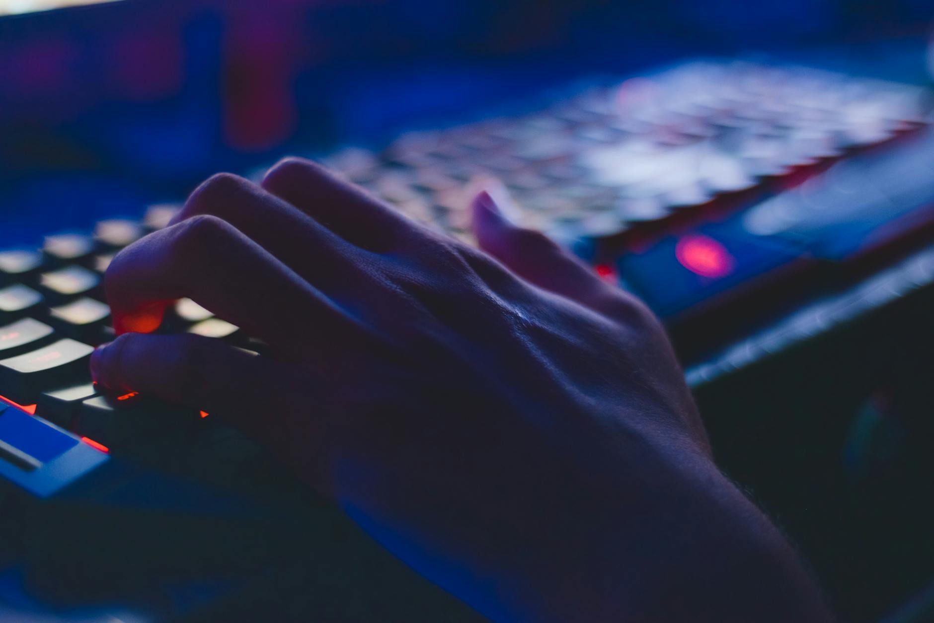 Người chơi đang theo dõi kèo e-sport trên laptop